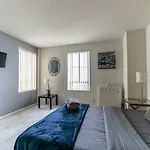 Elegant 2 Bedroom Condo near the Grove